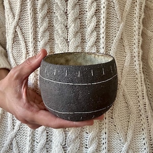 Taza de cerámica Wabi-Sabi: Vaso de gres hecho a mano / Taza de té de estilo japonés / Cerámica rústica terrosa, regalo para ella
