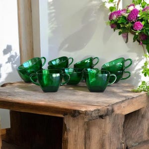 VTG Tasses à thé en verre soufflé à la main, lot de 11 tasses à café modernistes MCM carrées vertes