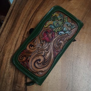 Portafoglio lungo con cerniera (portamonete e portachiavi gratuiti) splendidamente intagliato, dimensioni 10x20,5 x 2 cm, 9 scomparti per carte, 1 tasca con cerniera, 4 scomparti per denaro, benvenuto