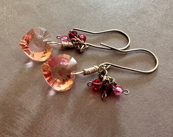 Pendientes de corazón de cristal rosa rosa. Joyería romántica.