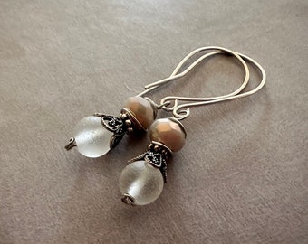 Pendientes de cuentas boho con beige ostra y cuentas de vidrio blanco esmerilado reciclado