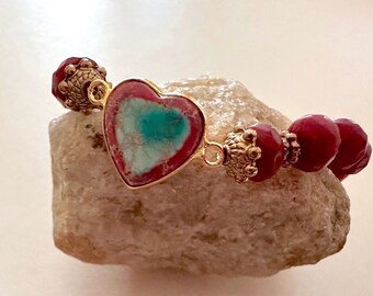 Brazalete de corazón de sedimentos marinos y jade rubí. Regalo de San Valentín para ella