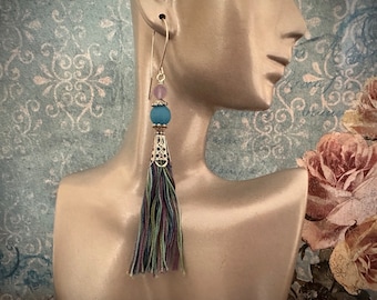 Pendientes de borla boho. Fibra de algodón natural azul y morado, cuentas de vidrio reciclado.