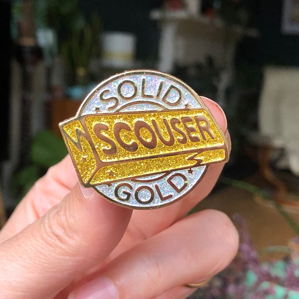 Scouse Spilla smaltata "Solid Gold Scouser".