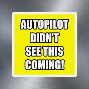 Autopilot hat es nicht kommen sehen! Magnet Bedauerns-Modus: Engagierte lustige gestanzte Auto-Magnet