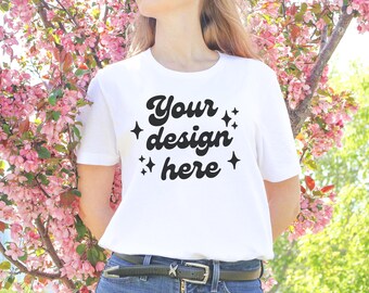 Bella Canvas 3001 ホワイトTシャツ モックアップ | 春の花柄シャツ モックアップ | BC 3001 ホワイトTシャツ モックアップ | トレンドのリアルモデル ホワイト 3001 Tシャツ モックアップ