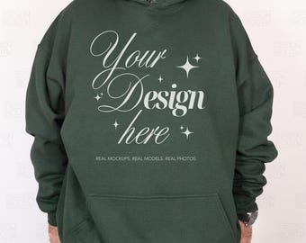 Mockup di felpa con cappuccio verde foresta Gildan 18500, mockup di modello maschile reale G185, mockup di maglietta con cappuccio da uomo, mockup di felpa da uomo per POD