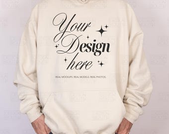 Gildan 18500 Sand Hoodie Mockup, G185 Echtes männliches Modell Mockup, Mann Kapuzenshirt Mockup, Herren einfaches Sweatshirt Mockup für POD