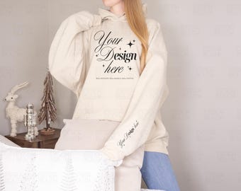 Maqueta de sudadera con capucha Gildan 18500 color arena, maqueta de modelo real G185, maqueta de suéter navideño, maqueta de manga de sudadera extragrande para impresión bajo demanda