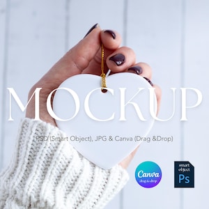 Peut inclure: Un ornement blanc en forme de cœur avec une ficelle dorée, tenu sur un fond clair. Le mot "MOCKUP" est affiché en grandes lettres blanches. L'image comprend également le texte "PSD (Smart Object), JPG & Canva (Drag & Drop)".