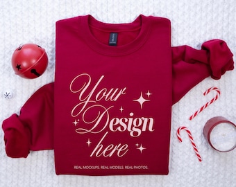 Gildan 18000 kardinaalrood sweatshirt kerstmockup, G185 platliggend mock-up met ronde hals, mock-up gevouwen shirt