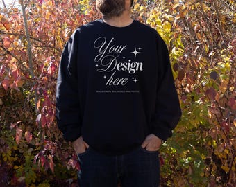 Gildan 18000 zwart sweatshirtmodel, G180-mockup met ronde hals, model echt mannelijk model, mock-up natuurherfst heren voor print on demand