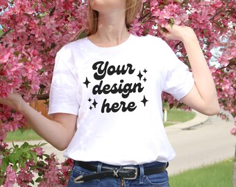Bella Canvas 3001 ホワイトTシャツ モックアップ | 春シャツ モデル モックアップ | BC 3001 ホワイトシャツ フローラル モックアップ | トレンドのリアルモデル ホワイト 3001 モックアップ