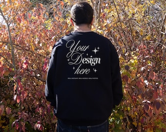Mockup zwarte sweater Gildan 18000, herfst G180 mock-up met ronde hals, mock-up echt mannelijk model, mock-up heren natuur achterkant shirt voor POD