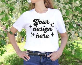 Bella Canvas 3001 ホワイトTシャツ モックアップ | 春の花柄シャツ モックアップ | BC 3001 ホワイトTシャツ モックアップ | トレンドのリアルモデル ホワイト 3001 Tシャツ モックアップ