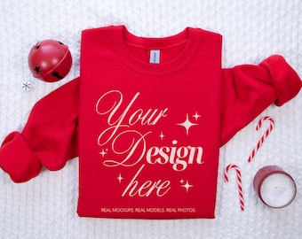 Gildan 18000 rode kerstsweater kerstmodel, G185 platliggend model ronde hals, mock-up gevouwen shirt