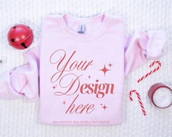 Sweat-shirt rose clair Gildan 18000, maquette de Noël, maquette de col rond G185 à plat, maquette de chemise pliée