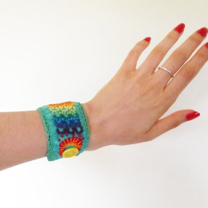 Pulsera de arcoíris bordada a mano y tejida a crochet -Diseño original y único-