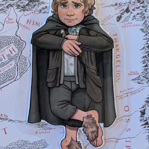 Può includere: Un adesivo con un'illustrazione a cartoni animati di un personaggio hobbit, con un mantello e un abito scuri, con piedi pelosi. Lo sfondo mostra una mappa con testo. Tema fantasy.