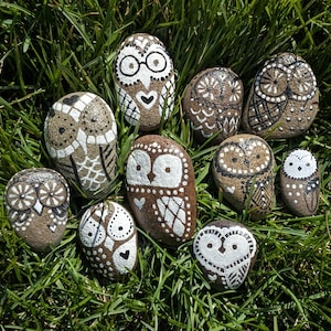 Búhos pintados a mano sobre piedras: Arte acrílico estilo años 70.