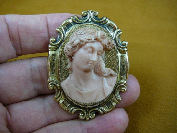 ウェーブヘアの目を閉じたローマの女性 3D タンモーブ CAMEO 楕円形 