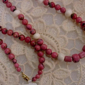 31 Zoll lange Rosa Rhodonit Edelstein und weiße Perlen Perlen Halskette Schmuck V473