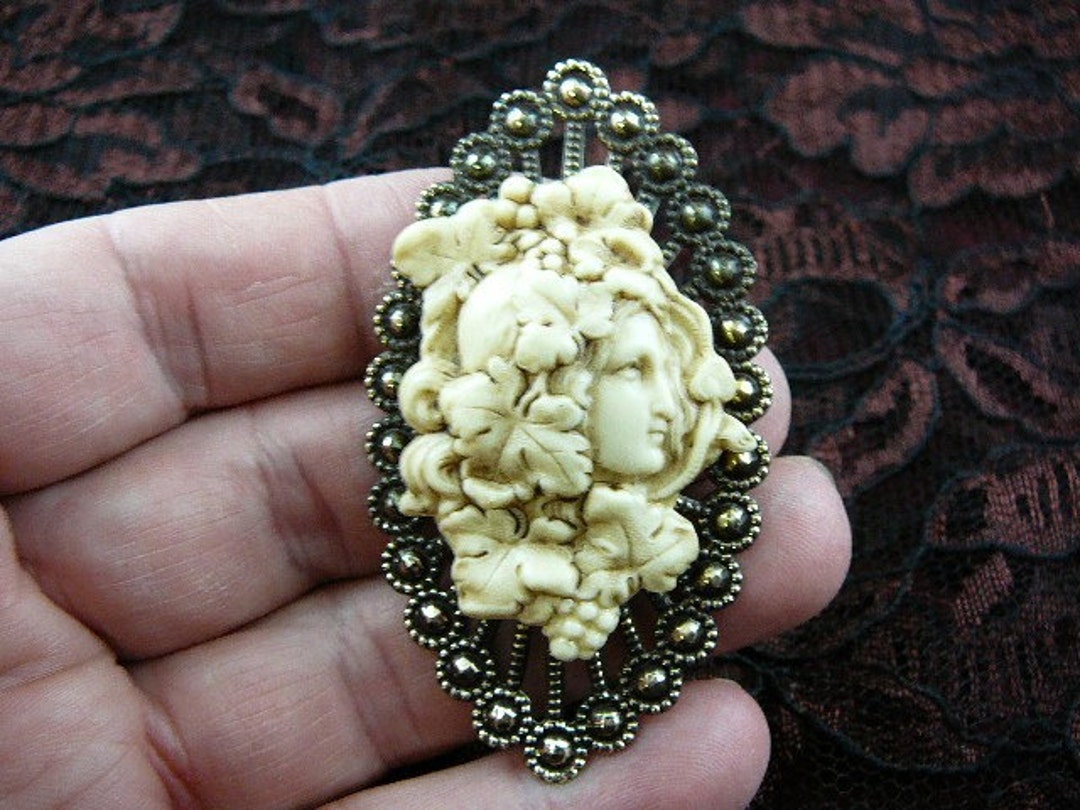 髪にブドウを飾った女性 アイボリー カメオ ピンペンダント 楕円形