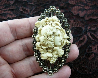 髪にブドウを飾った女性 アイボリー カメオ ピンペンダント 楕円形