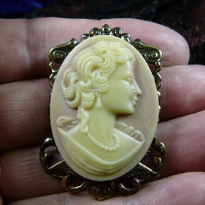 Lady with WAVY hair and pearl necklace Cameo ivory color oval pin pendant brass brooch cm73-3