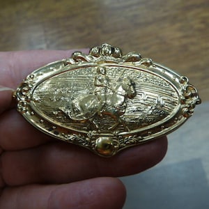 Caballero medieval a caballo justa me encanta caballeros broche victoriano de los repro oval de latón enrollado pin colgante B-caballo-152