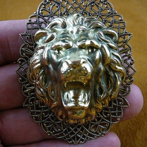 吠えるライオンの頭、ライオンはビクトリア朝のレプリカのフィリグリー真鍮ピンペンダントを愛しています B-Lion-612