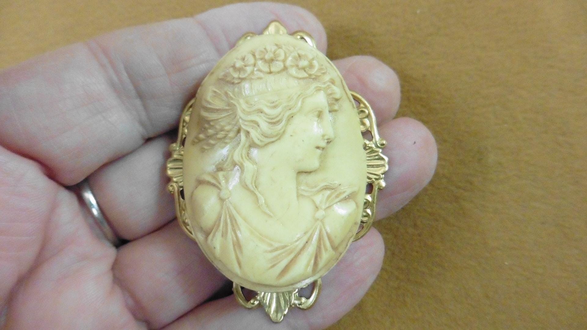GREEK ROMAN Lady Headband Flowers Toga Antique Ivory Color Cameo
