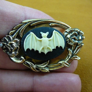 little flying Bat ivory and black oval Cameo floral flower brass pin pendant brooch I love bats CS97-1