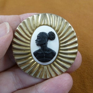 RARE African American LADY white + black oval CAMEO textured design brass Pin Pendant jewelry (CA10-121)