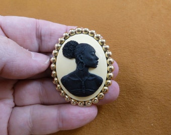 RARE African American LADY ivory + black oval CAMEO dot textured brass Pin Pendant jewelry (CA20-73)