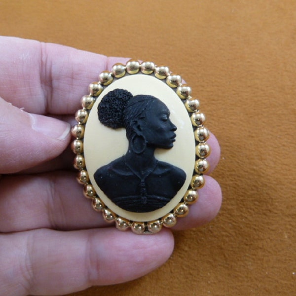 RARE African American LADY ivory + black oval CAMEO dot textured brass Pin Pendant jewelry (CA20-73)