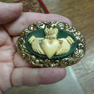 Hunter green + Ivory colored CLADDAGH Cameo Irish heart crown hand LOVE hands oval filigree Pin Pendant BRASS cm38-33