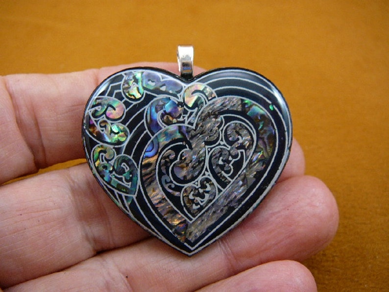 purple blue green black paua sea shell abalone heart swirl design hearts pendant New Zealand jewelry j470-16