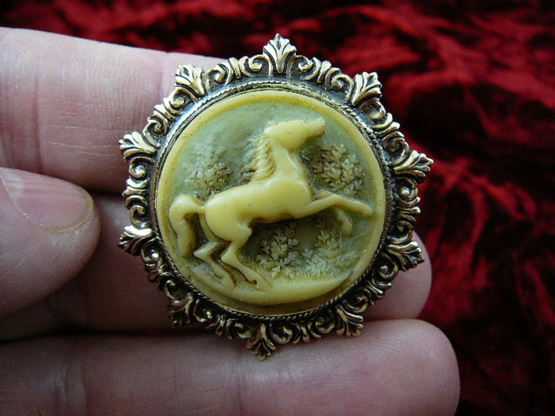 馬 レース 牡馬 走る 後ろ足で立つ アイボリー グレー色 円形 カメオ