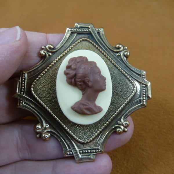 RARE African American Woman Profile LADY Ivory + Milk Chocolate oval CAMEO brass Pin Pendant jewelry (CA2-15)