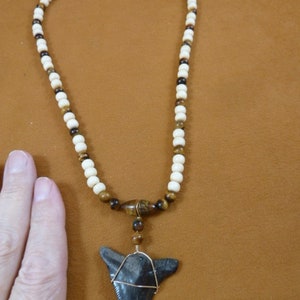 1-3/4 di pollice Fossil Hemi HEMIPRISTIS Shark Tooth Denti oro cablato su 18&quot; bianco - collana di perline per gli occhi di tigre marrone JEWELRY S319-65