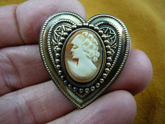 カールした髪を上にして下を向いている女性 オレンジ CAMEO ハート 