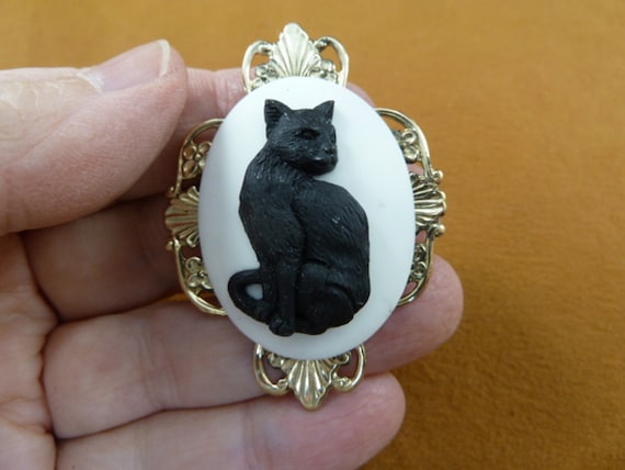 full body Cat kitten kitty white + black oval CAMEO ornate scrolled trimmed decorate brass Pin Pendant brooch jewelry cm185-11