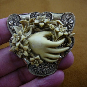 Hand met ring of krans van bloemen bloemen ivoor CAMEO getextureerde messing Pin hanger Broche sieraden CL24-7