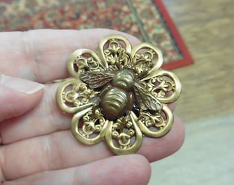 蜂 マルハナバチ 昆虫 虫 デイジー 花 恋人 愛 ピン ペンダント