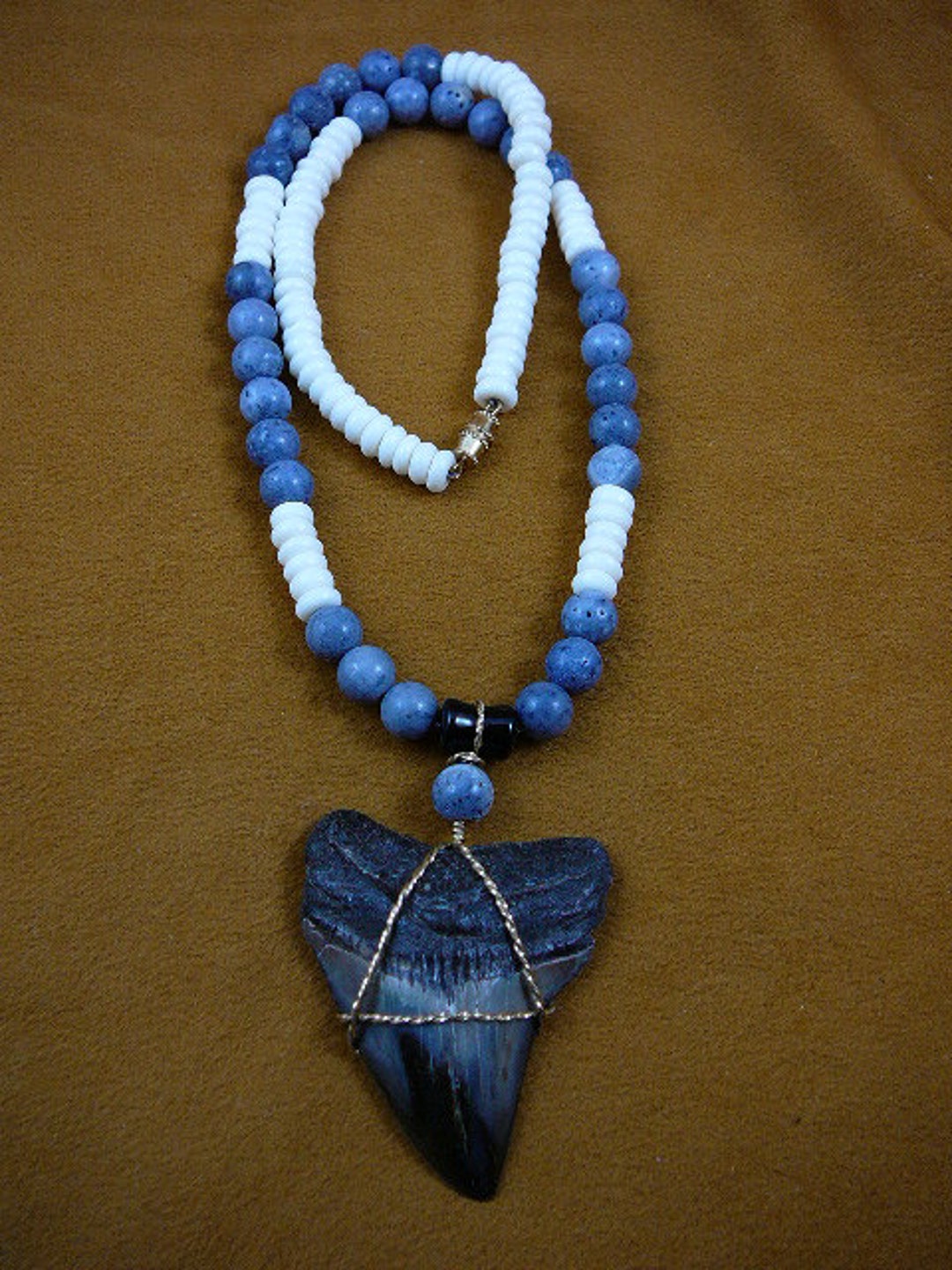 2-1/8 インチ 化石メガロドン サメの歯 20 インチ ネックレス ブルー
