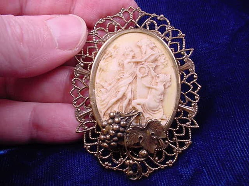 Two woman with Greek Roman statue wreath cameo brass pin pendant CM53-2 image 1