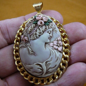 Grote Roman Woman met Roze Rozen roze bloemen, groene bladeren ovaal CAMEO messing hanger sieraden CM33-40