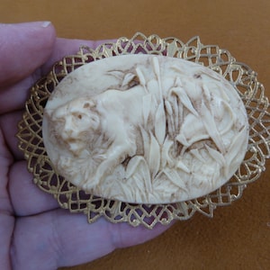 Tiger jungle hunting in tall grass white Cameo resin brass pin pendant brooch I love big cats CL78-1
