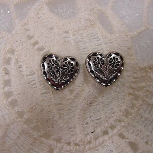 heart shaped with textured daisy flower design style metal button silver tone stud EE-19